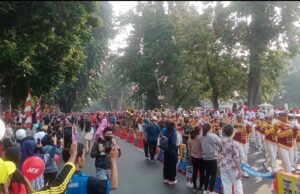 Keren Kirab Festival Merah Putih, Ribuan Warga Bogor Tumpah Ruah Kawal Bendera Raksasa Sepanjang 100 M