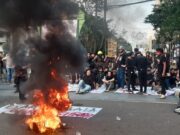 September Hitam, Puluhan Mahasiswa Unpak Beratribut Serba Hitam Gelar Unjuk Rasa dengan Bakar Ban