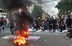 September Hitam, Puluhan Mahasiswa Unpak Beratribut Serba Hitam Gelar Unjuk Rasa dengan Bakar Ban