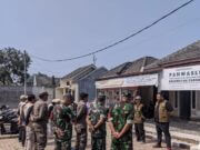 Panwaslu Kecamatan Parung Dampingi Satpol PP dalam Penertiban APS Parpol