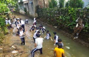 Tanamkan Jiwa Gotong Royong, Inilah yang Dilakukan Siswa Binaan SKCK Goes To School di Kelurahan Cilendek Timur