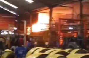 Kobaran Api Lalap Habis Pabrik Ban di Bogor
