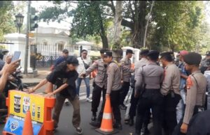 Kesal Tidak Bertemu Walikota, Masa Aksi dari HMI MPO Cabang Bogor Blokade Jalan Djuanda