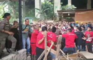 Bongkar Bangli Dilahan Jasa Marga, Petugas Gabungan Bentrok dengan Ratusan Ormas