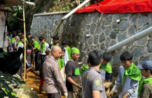 Akhiri Masa Pembinaan Angkatan Ke-5 SKCK Goes To School Polresta Bogor Kota, Puluhan Siswa Bantu Korban Terdampak Longsor di Kelurahan Menteng