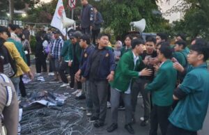 Unras Mahasiswa BEM di Depan Istana Bogor di Warnai Kisruh Saling Dorong dengan Aparat Polisi, Ini Tuntutannya