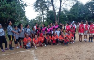 Aksi Lucu Emak-Emak Bantarpeuteuy Bermain Sepakbola Membuat Meriah