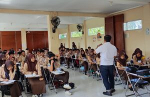 Munjin Sulaeman Berikan Materi Sadar Hukum dan Tinjau Siswa yang Meraih Beasiswa di Sekolah Yayasan Ibnu Sina