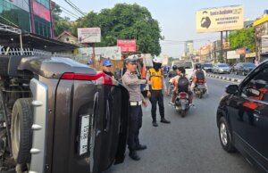 Pengemudi Pajero Sport Diduga Microsleep, Tabrak Motor dan Tiang Listrik di Bogor