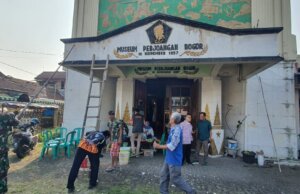 Kolaborasi Bersih-Bersih Museum Perjuangan : Koramil 0601, Polri dan Elemen Masyarakat Bersatu
