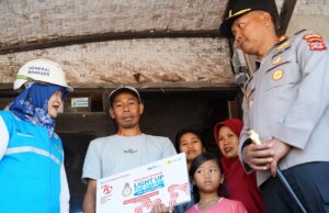 Rayakan HUT RI Ke-79, Donasi Pegawai PLN Nyalakan 7.357 Listrik Gratis bagi Keluarga Kurang Mampu