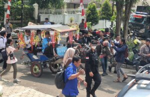 Mengendarai Delman, dr Rayendra-Eka Maulana Daftar di KPU di Kota Bogor
