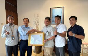 Jelang Hari Pelanggan Nasional, PLN Serahkan 14.000 Unit Renewable Energy Certificate kepada PT Indocement Tunggal Prakarsa Tbk