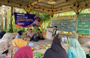 Pengabdian Kepada Masyarakat Sekolah Vokasi IPB University: Pelatihan Pestisida Nabati dan Analisis Usaha Tani