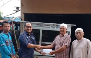 Peringati Hari Pelanggan Nasional, YBM PLN Berikan Bantuan Gerobak Cahaya