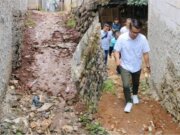 Dokter Rayendra – Eka Maulana Blusukan ke Kampung Rau, Soroti Kondisi Infrastruktur yang Memprihatinkan