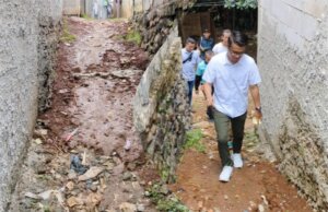 Dokter Rayendra – Eka Maulana Blusukan ke Kampung Rau, Soroti Kondisi Infrastruktur yang Memprihatinkan