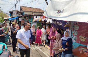 Door to Door di Babakan Pasar, Eka Maulana Serap Aspirasi Warga soal Kesehatan, Sembako, dan UMKM