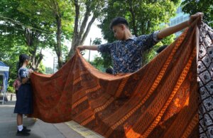 Bogor Pecahkan Rekor ORI: Pembentangan Kain Batik 4,1 Km di Bogor Batik Festival ke-15
