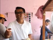 Hangat dan Penuh Canda: Ibu Penjual Nasi Terkagum Ketampanan Eka Maulana, Calon Wakil Wali Kota Bogor Nomor Urut 5