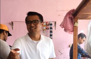 Hangat dan Penuh Canda: Ibu Penjual Nasi Terkagum Ketampanan Eka Maulana, Calon Wakil Wali Kota Bogor Nomor Urut 5