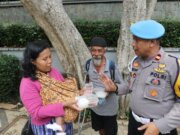 Polresta Bogor Kota Gelar Jumat Berkah, Bagikan Makanan untuk Warga Paledang