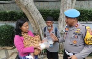 Polresta Bogor Kota Gelar Jumat Berkah, Bagikan Makanan untuk Warga Paledang
