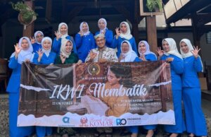 Meriahkan Hari Batik Nasional, Ini yang Dilakukan IKWI Jabar Bersama Rumah Batik Komar