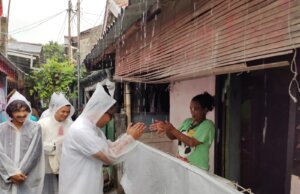 Diguyur Hujan Deras, Eka Maulana Tetap Blusukan Menyapa Warga