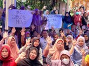 Kreatif, Warga Sambut Heboh Dokter Rayendra Pakai Poster Tulisan Tangan