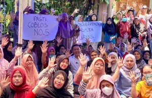 Kreatif, Warga Sambut Heboh Dokter Rayendra Pakai Poster Tulisan Tangan