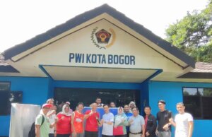 Dukung Wartawan Berolahraga, Dispora Beri Bantuan Tenis Meja ke PWI Kota Bogor