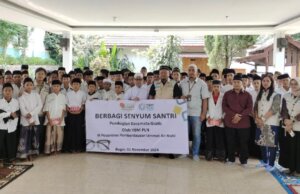 Momen Hari Listrik Nasional Ke-79, PLN UP3 Bogor dan YBM PLN UP3 Bogor Berbagi Kebahagiaan Berikan Kacamata bagi Santri