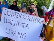 Kreatif! Warga Sambut Heboh Dokter Rayendra Pakai Poster Tulisan Tangan