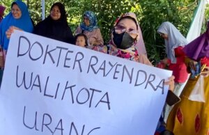 Kreatif! Warga Sambut Heboh Dokter Rayendra Pakai Poster Tulisan Tangan