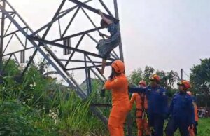Wanita ODGJ Panjat Tiang Sutet di Bogor, Tim Gabungan Evakuasi dengan Selamat