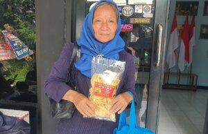 Dedeh Suryani: Penjual Keripik Pisang yang Fasih Berbahasa Inggris dan Penuh Inspirasi