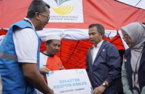 PLN Salurkan Bantuan Untuk Korban Banjir di Sukabumi