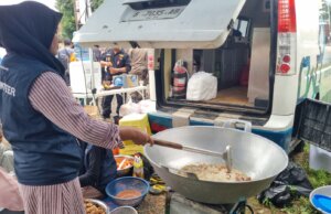 Datangkan Food truck, PLN UID Jabar Gerak Cepat Sediakan 900 Porsi Makanan Setiap Hari untuk Korban Banjir di Sukabumi