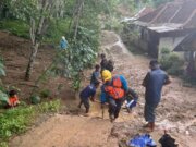 Tak Kenal Waktu, Petugas PLN UID Jabar Hadirkan Terang di Tengah Bencana Cianjur