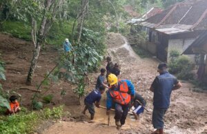 Tak Kenal Waktu, Petugas PLN UID Jabar Hadirkan Terang di Tengah Bencana Cianjur