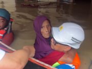 PLN Kontrol Keamanan Kelistrikan, Bantu Evakuasi Warga di Tengah Banjir Bekasi