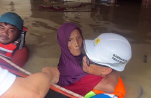 PLN Kontrol Keamanan Kelistrikan, Bantu Evakuasi Warga di Tengah Banjir Bekasi