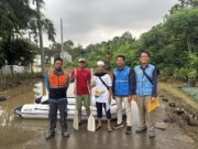 Bantu Warga Terdampak Banjir di Parung Panjang, PLN UP3 Bogor Evakuasi dan Beri Paket Buka Puasa