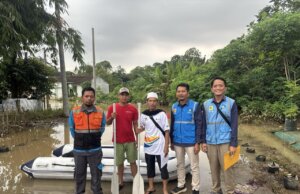 Bantu Warga Terdampak Banjir di Parung Panjang, PLN UP3 Bogor Evakuasi dan Beri Paket Buka Puasa