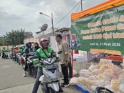 300 Ojol Wanita di Depok Dapat Bensin dan Menu Buka Puasa dari Yayasan Khadimul Ummah Madani Yayasan Khadimul Ummah Madani
