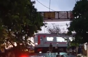 Mobil Diseruduk KRL di Bogor, Diduga Akibat Mesin Mati saat Melintas