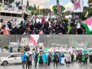 Diguyur Hujan Lebat, Ribuan Umat Islam Bogor Tetap Tunjukkan Solidaritas untuk Palestina di Tugu Kujang