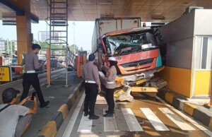 Kembali Kecelakaan Beruntun di Tol Ciawi: Truk Fuso Tabrak Kendaraan Lain Akibat Rem Blong