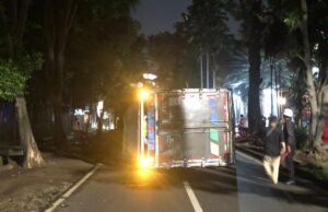 Truk Fuso Terguling di Jalan Pemuda, Ini Penyebabnya